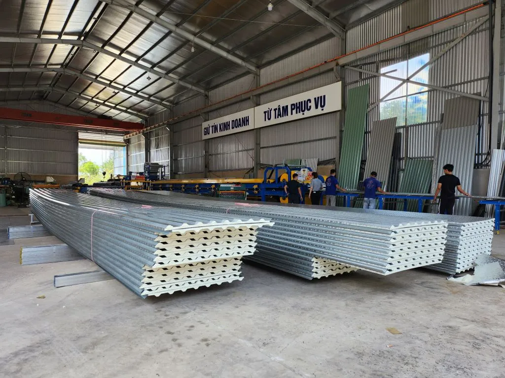 Tôn xốp Bình Phước chống nóng 3 lớp có ưu điểm gì